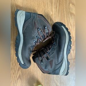 Columbia Hiking Boots Women’s Size 8
